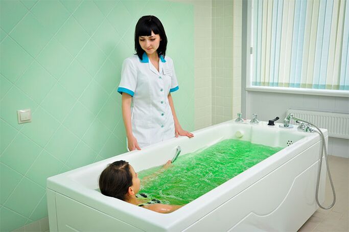 Tomar un baño terapéutico é un procedemento eficaz no tratamento da artrose