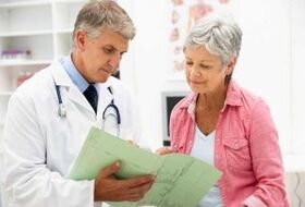 Unha muller con artrite á cita do médico